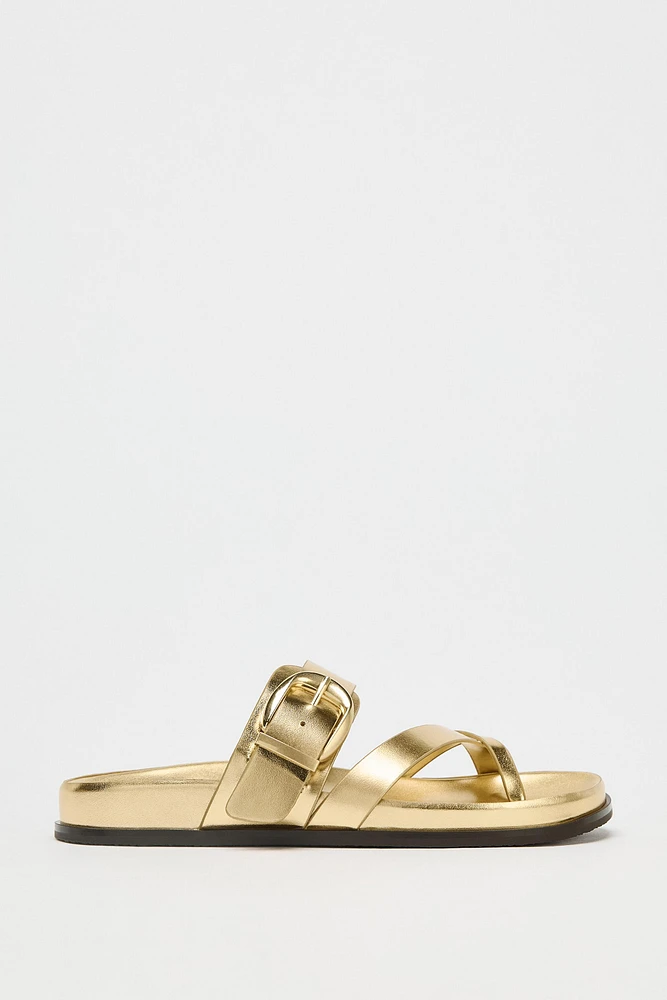 METALLIC EFFECT CROSSED STRAP SANDALS