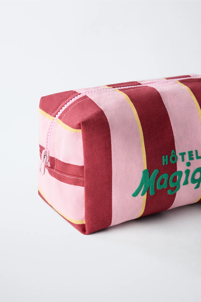 TROUSSE RAYURES HÔTEL MAGIQUE © X ZARA
