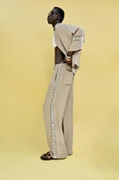 PANTALON LARGE BANDES LATÉRALES BRODÉES