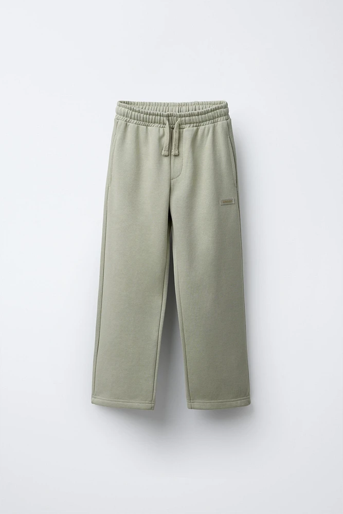 PANTALON DROIT AVEC ÉTIQUETTE AUTOCOLLANTE