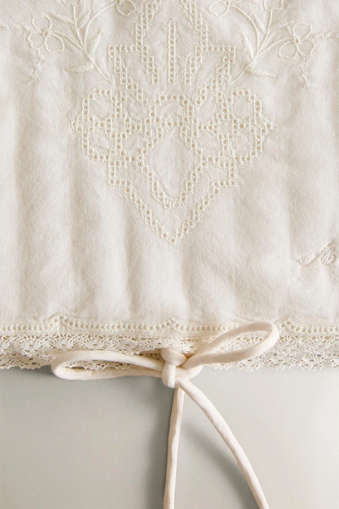EMBROIDERED TOILETRY BAG