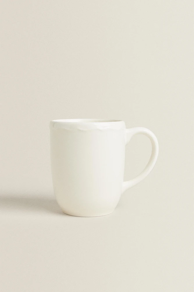 EARTHENWARE MUG WITH A RAISED-DESIGN EDGE