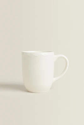 EARTHENWARE MUG WITH A RAISED-DESIGN EDGE