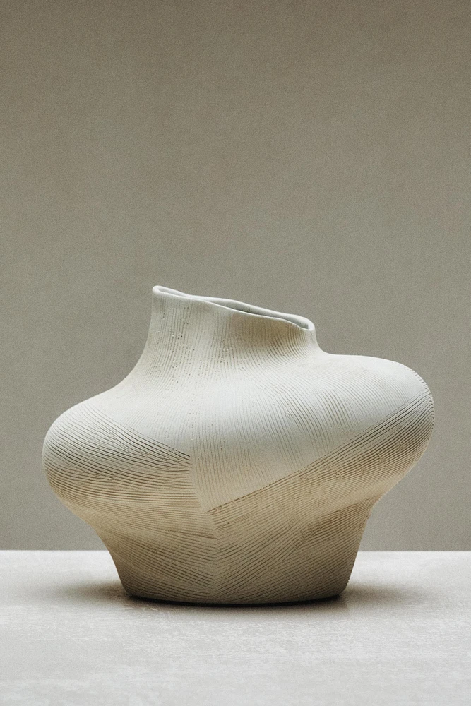 VASE EN CÉRAMIQUE IRRÉGULIÈRE