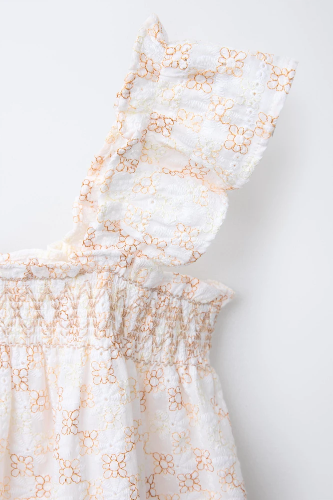 ROBE BRODÉE À PETITS VOLANTS