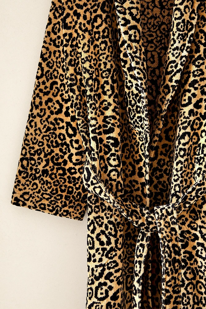 (400 GXM²) LEOPARD JACQUARD BATHROBE