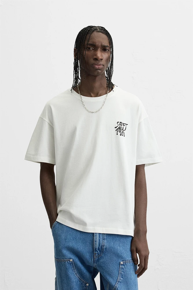 T-SHIRT À INSCRIPTION GRAFFITI