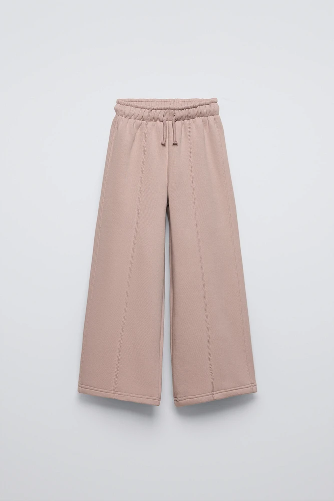 Elastic waistband pants. Adjustable Front drawstring. raised seam detail. Warm and soft interior.