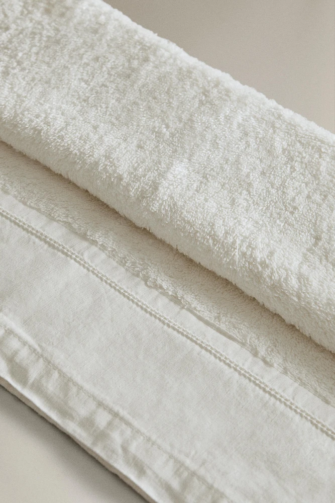 COTTON BATH TOWEL WITH LINEN BORDER