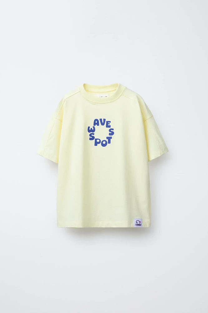 T-SHIRT À INSCRIPTION IMPRIMÉE ET ÉTIQUETTE