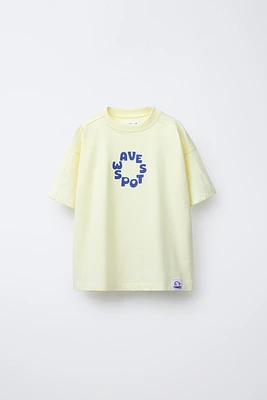T-SHIRT À INSCRIPTION IMPRIMÉE ET ÉTIQUETTE