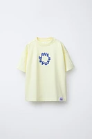 T-SHIRT À INSCRIPTION IMPRIMÉE ET ÉTIQUETTE