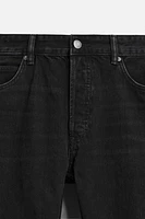 Regular fit jeans. Five pockets. Washed effect. Front button closure.