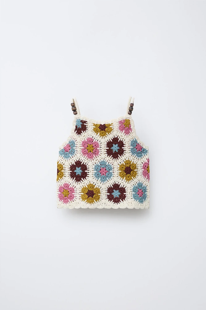 TOP EN MAILLE CROCHET À FLEURS ET FANTAISIE