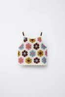 TOP EN MAILLE CROCHET À FLEURS ET FANTAISIE
