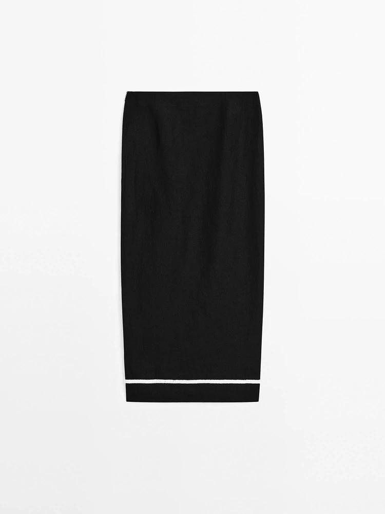 Jupe midi avec broderie contrastante