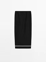 Jupe midi avec broderie contrastante