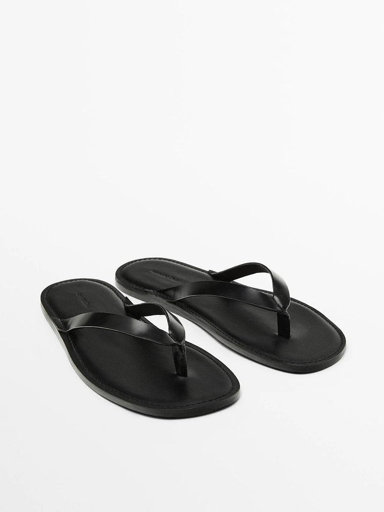 Leather sandals with toe divider