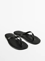 Leather sandals with toe divider