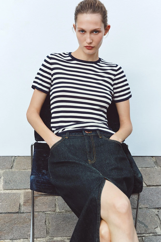 STRIPED SHORT SLEEVE KNIT TOP