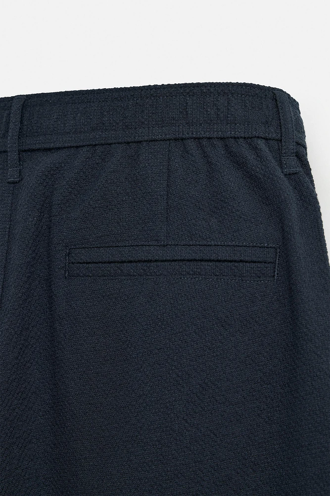 TEXTURED PLEATED PANTS