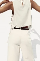 TOP BRODÉ AVEC LACETS