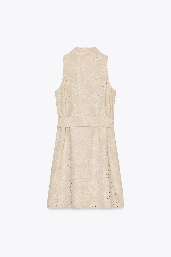 ROBE BRODERIES PERFORÉES ENDUITES