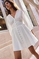 ROBE COURTE AVEC BRODERIES AJOURÉES