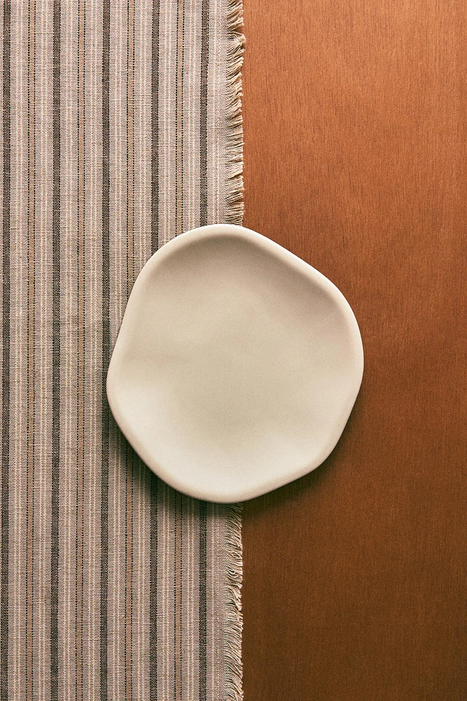 IRREGULAR STONEWARE DINNER PLATE