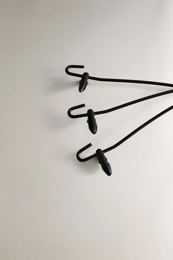 METAL HANGER WITH CLIPS (SET OF 3)