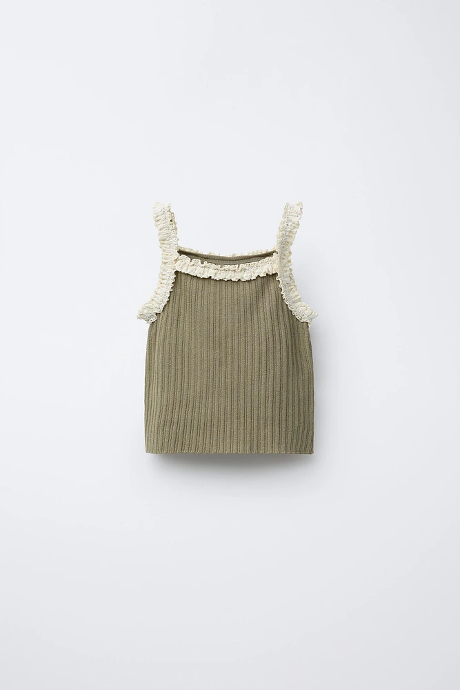 T-SHIRT EN MAILLE À BRETELLES ET DENTELLE