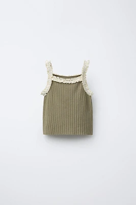 T-SHIRT EN MAILLE À BRETELLES ET DENTELLE