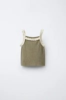 T-SHIRT EN MAILLE À BRETELLES ET DENTELLE