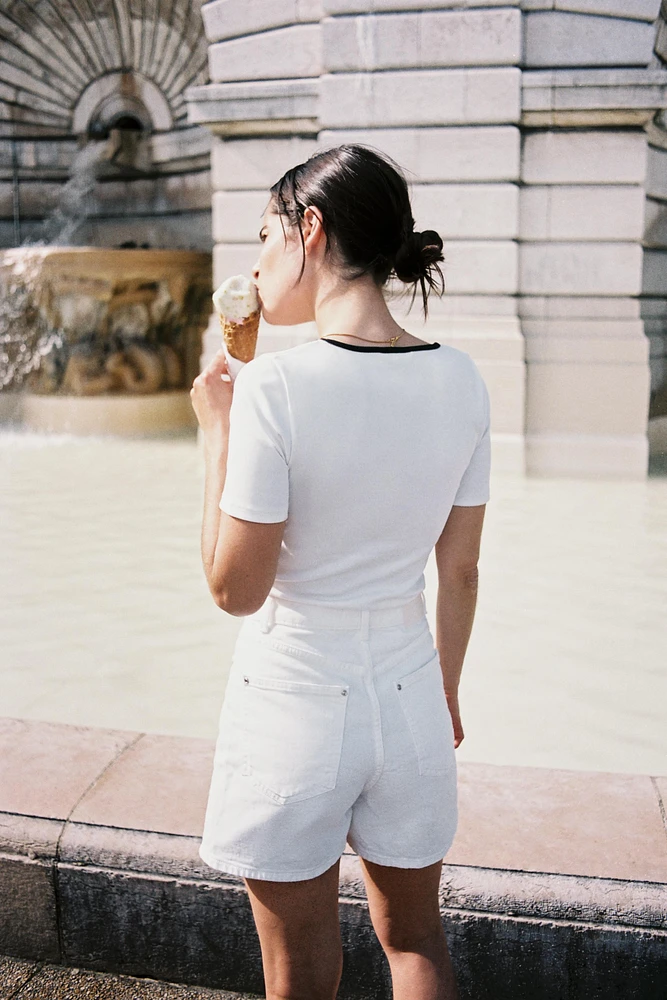 CONTRAST TRIM T-SHIRT