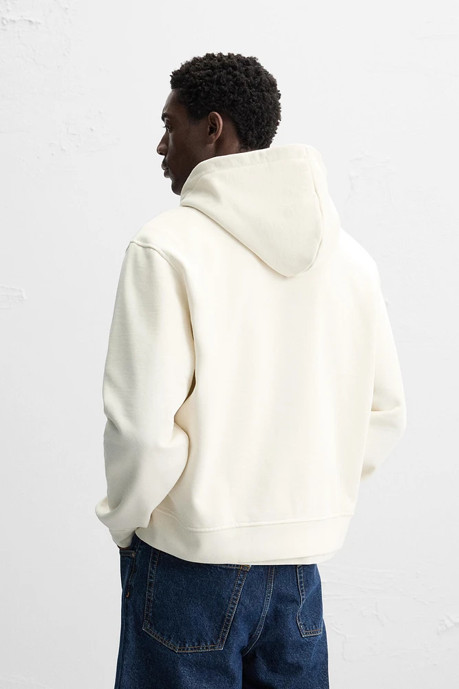 SWEAT BASIQUE À CAPUCHE ET ZIP