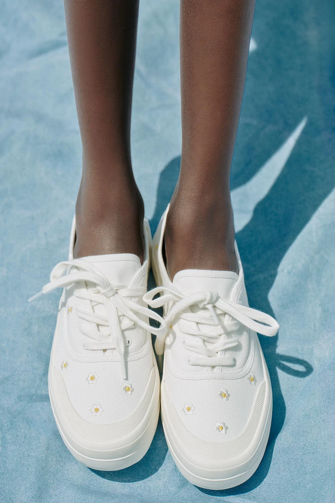 FLORAL EMBROIDERED SNEAKERS