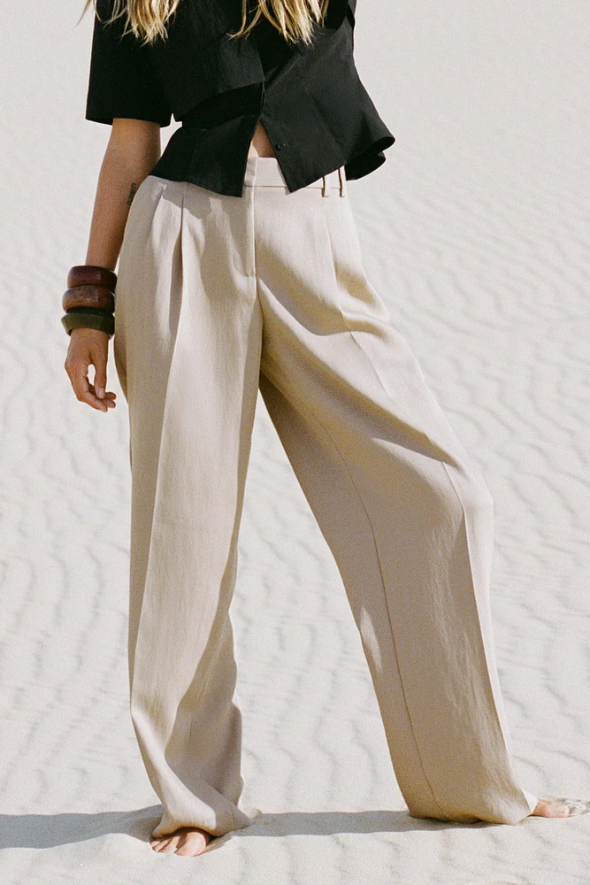 STRAIGHT CUT PLEATED PANTS