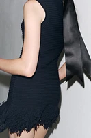 ROBE EN MAILLE QUADRILLÉE À FRANGES