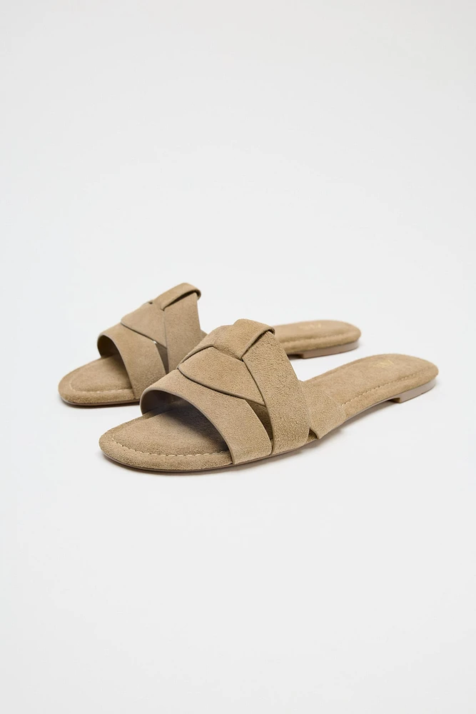 FLAT SUEDE CROSSED SANDALS