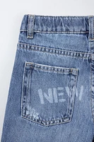 BERMUDA EN DENIM INSCRIPTION IMPRIMÉE