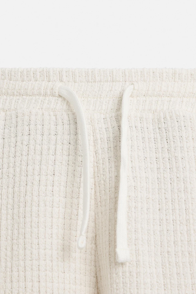 TEXTURED JOGGER SHORTS