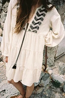 ROBE COURTE BRODERIES PANNEAUX