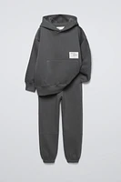 LABEL JOGGER SWEATSHIRT AND PANTS SET