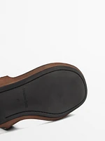 Flat leather sandals with buckles