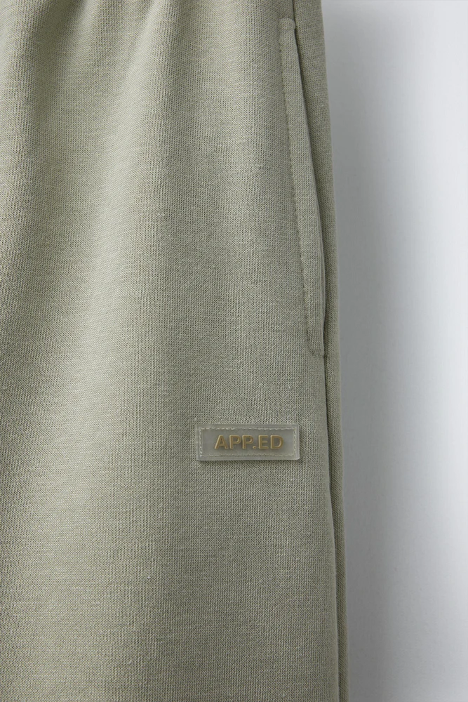 PANTALON DROIT AVEC ÉTIQUETTE AUTOCOLLANTE