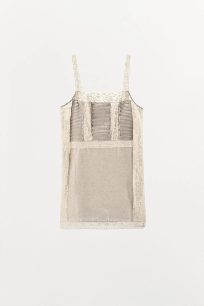 ROBE À BRETELLES PLISSÉE EN DENTELLE