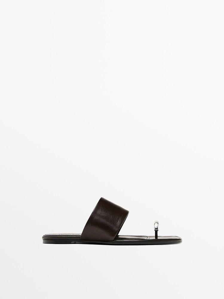 Sandales plates en cuir avec bague