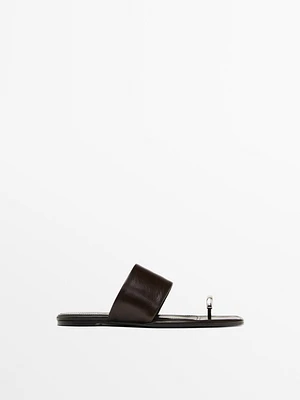 Sandales plates en cuir avec bague