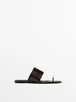 Sandales plates en cuir avec bague