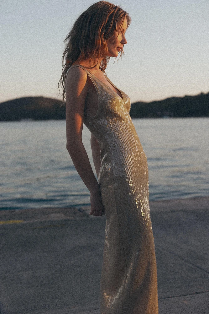 ROBE À FIL MÉTALLISÉ ET SEQUINS